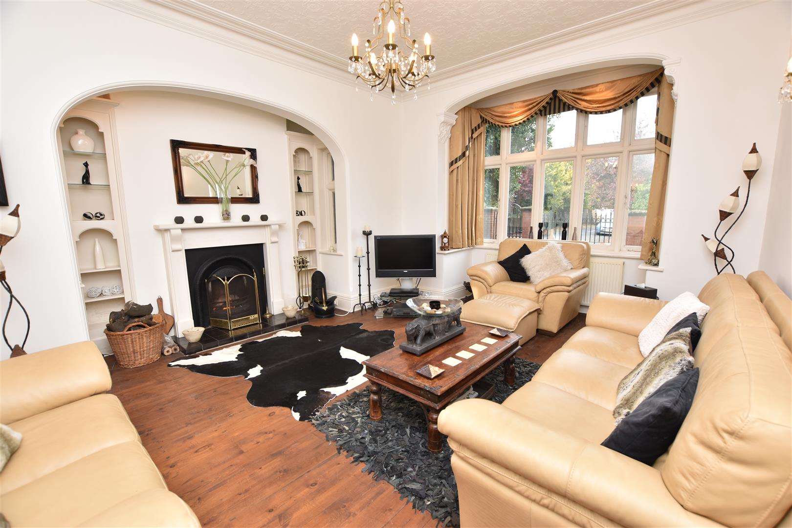 SITTING ROOM (FRONT)